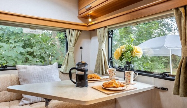 Luxury Lunar Caravan Sleeps 6
