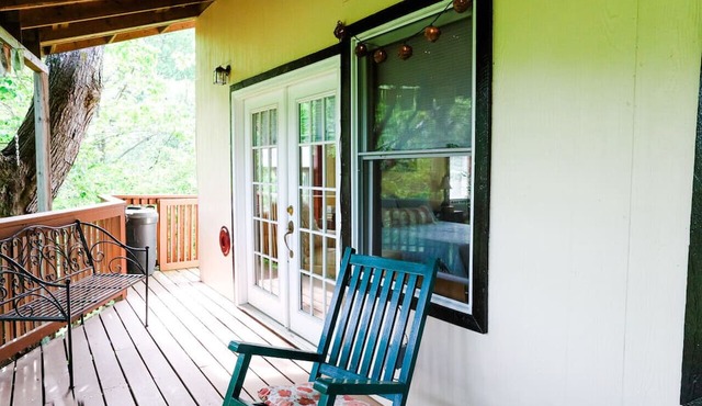 New! Joy Cottage - the perfect place for romance, by Buffalo Mtn Getaway