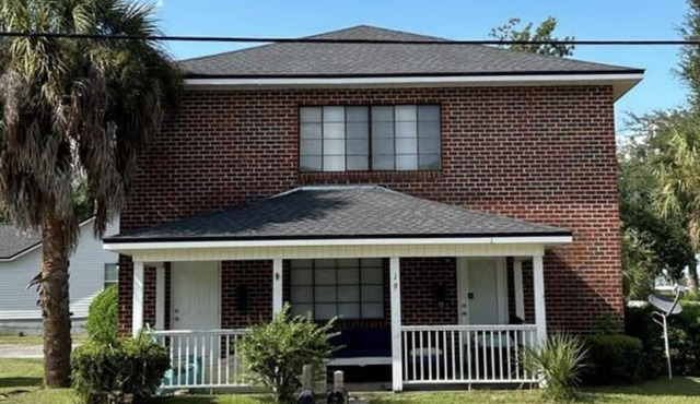 Cozy stay minutes from town!