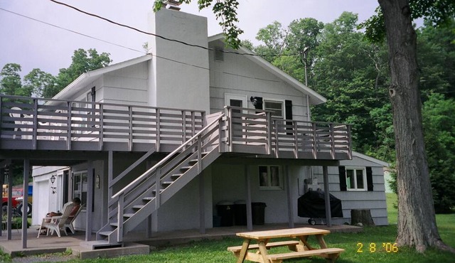 Cottage near lake. Great place to stay and relax!