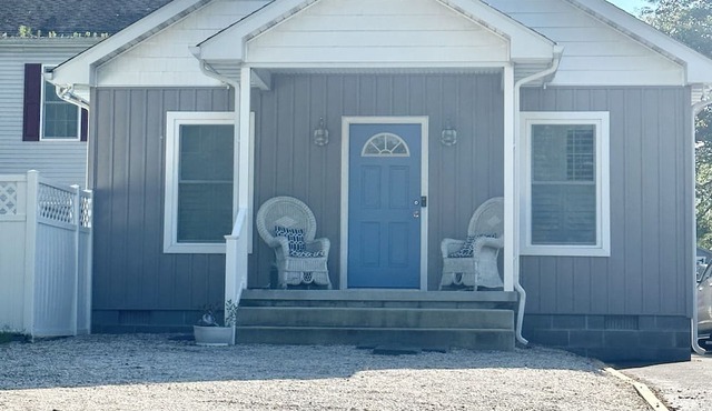 Beachy cottage close to ocean, biking trails and community dock for crabbing