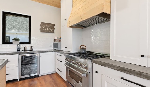 Summer Availability! Gorgeous home on 5+ acres with amazing views, private hot tub!
