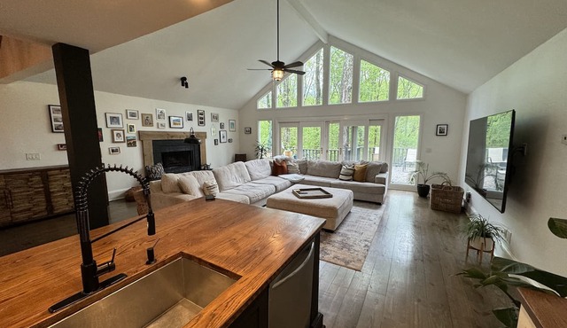 Secluded Serenity: Cozy Forest Retreat Minutes from Everything!!!