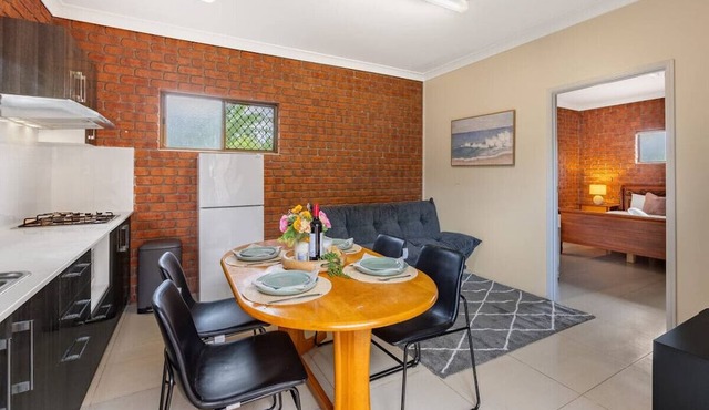 1 Bedroom Comfy Unit Sleep 3 close to mall and bus