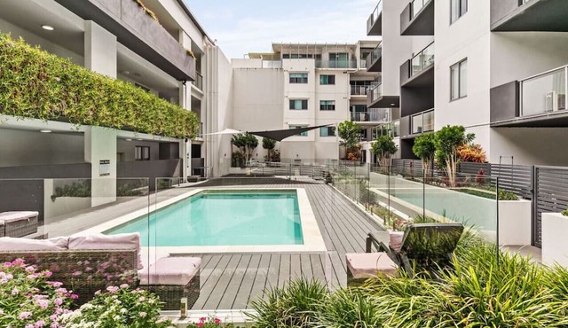 Chic Modern Retreat: 1BR Apt w/ pool@Kelvin Grove