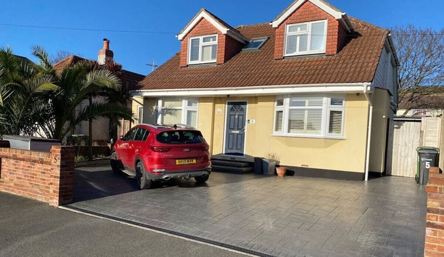 Sunny Chalet Bungalow & Annex