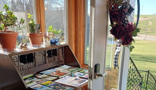 Convenient stay off expressway, lots of extras, roomy, central to attractions.