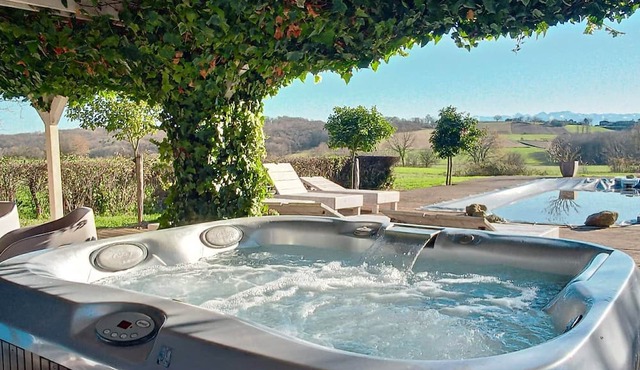 Gîte Cosy en Pleine Nature Avec Piscine, spa et vue Spendide sur les Pyrénées