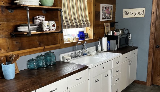 Cozy, quiet retreat! Enjoy small town living