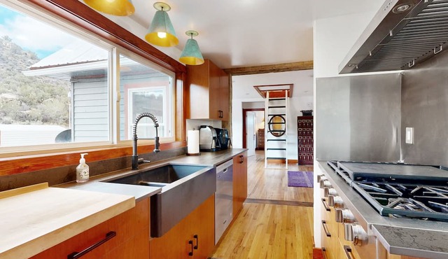 2-story duplex with mtn views, deck, grill, W/D, & AC