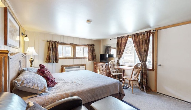 Mtn-view ground-floor aparthotel with patio, grill