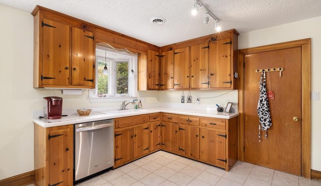 3BR Boone Lakefront home