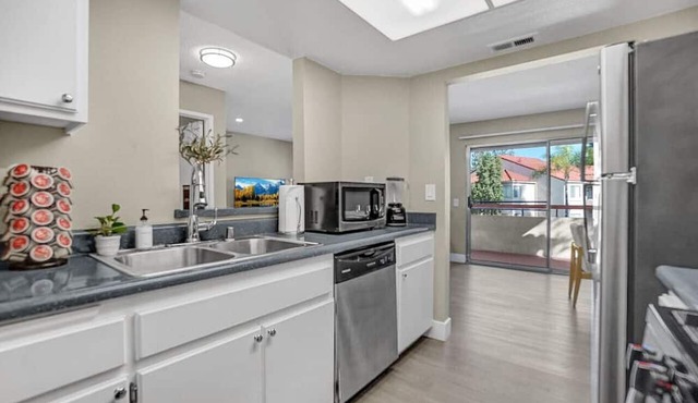 2BR/2BA Queen Suite Apartment with Pool View