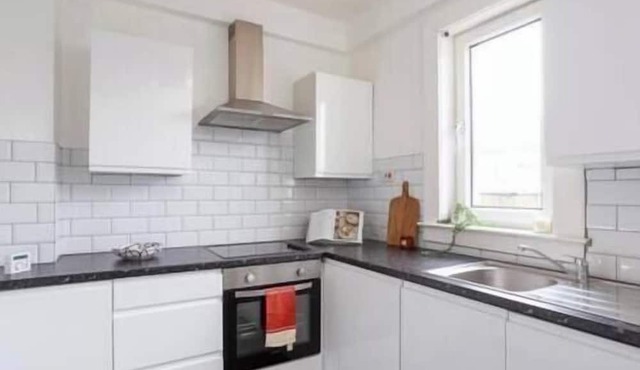Vibrant & Modern 2-bedroom Apartment between GLA/EDI