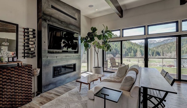 Luxurious Retreat: Mountain Views, King Bed, Sauna, Fast WiFi, Creek, 5 Acres