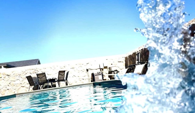 6 Bedroom Desert Gateway House w/heated swimming pool