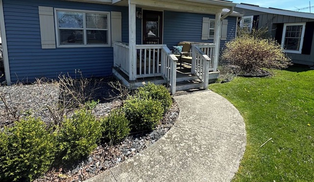 Cozy Waterfront Cottage with a double lot— 4 miles to downtown Port Clinton
