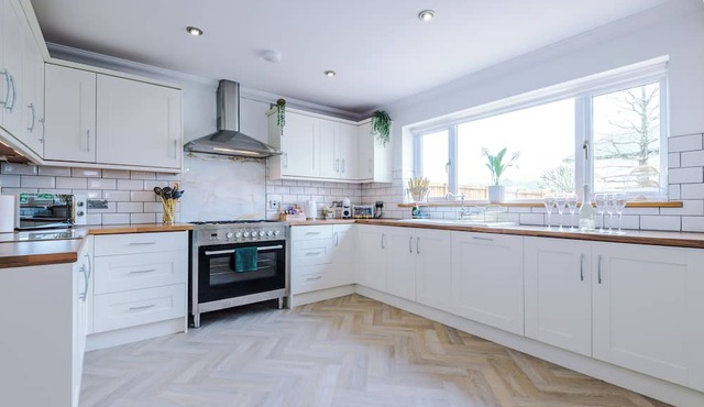 Luxurious 6 bedroom (sleeps 12) house within Brockhall Village, Lancashire.