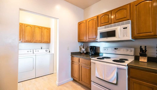 Centrally Located Townhouse w Garage