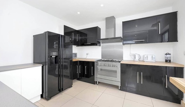 Pass the Keys | Olu no.11 - Stylish 3 bed house with parking