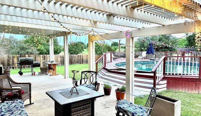 Beautiful spacious house with pool and large backyard, North Austin