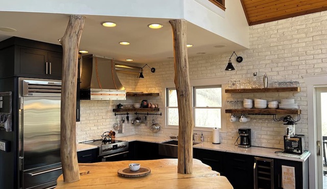 Just One More Day 4BR MNT home with Hot Tub & Fireplace