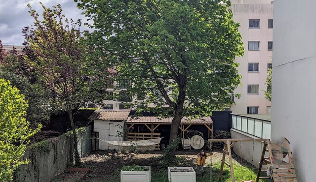 House with garden near subway and banks of the Marne