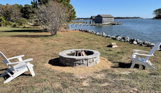The Big Boathouse on a Point- Quick access to Chesapeake Bay; Kayakers love it.