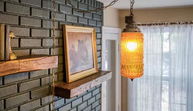 Cozy two bed cottage near park, S&T & Fort Wood