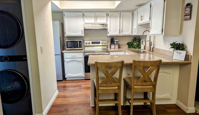 Townhouse: Close to Downtown Fun!