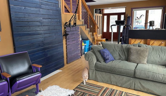 Anchorage Hillside 3BR home with mountain views, trail access, large yard!