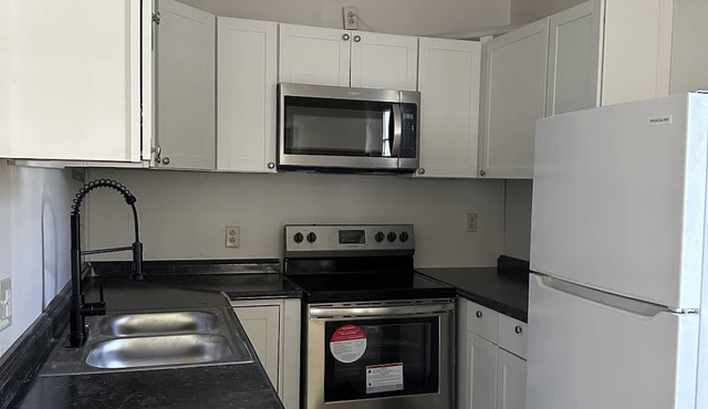 Cozy and comfortable guest suite close to Easton and Airport.