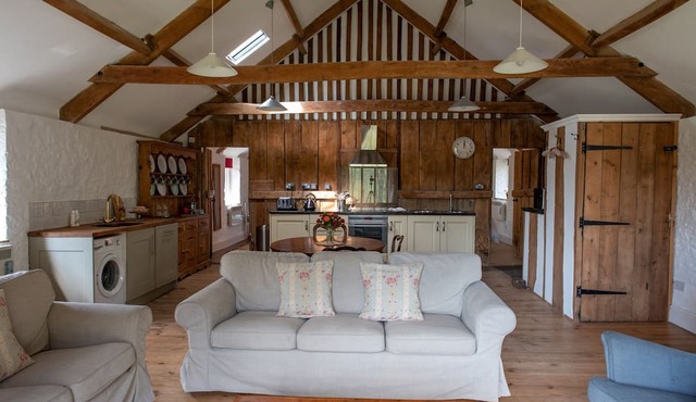 THE GRANARY, pet friendly, with a garden in Yeovil, Somerset