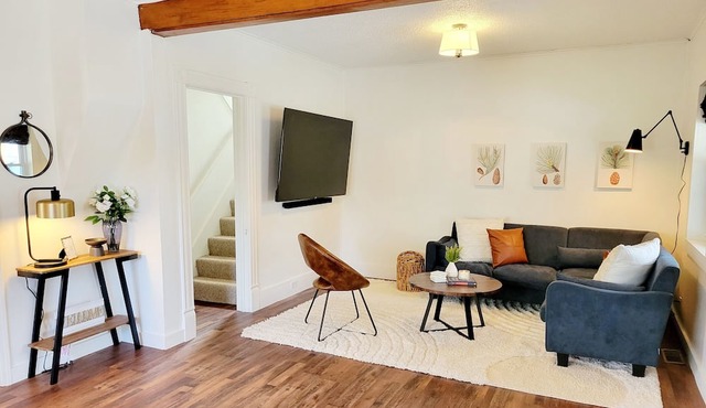 4 bedroom pet-friendly Home- 10 minutes from Ski slopes