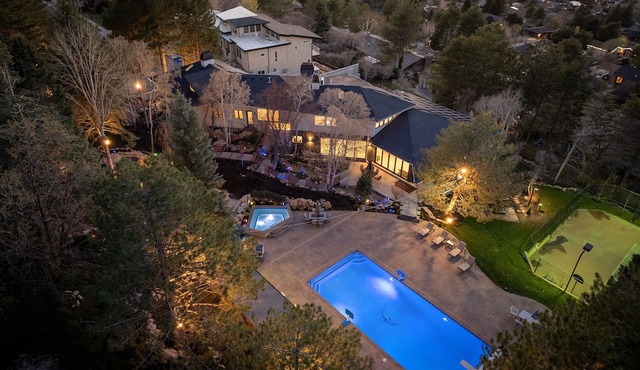 Secluded Retreat for 17+ / Heated Pool & Pickleball