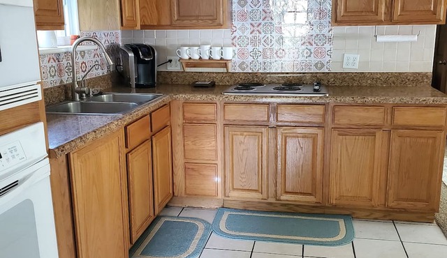 Cozy cottage located minutes from the heart of plantcity fl