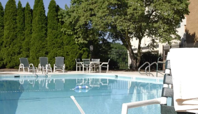 Outdoor Pool, Free Parking, Minutes from Washington DC