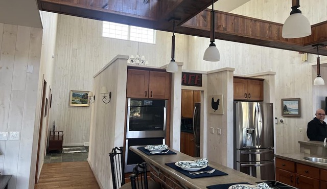 Country Estate 5 minutes from Point w/ Pool, Hot Tub, Movie Theater & Game Room!