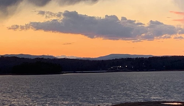 The cottage by the lake, located beside lake Blue Ridge and minutes to downtown.