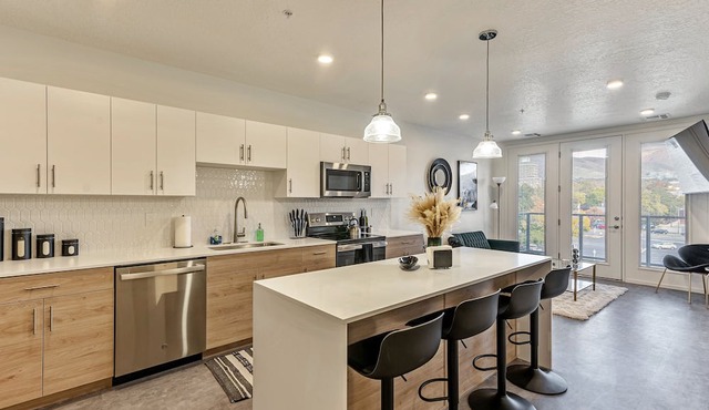Views/TOP Floor/1BED Apartment/GYM/GARAGE Parking
