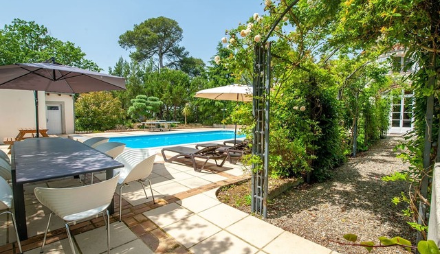 Luxury house with pool close to the airport