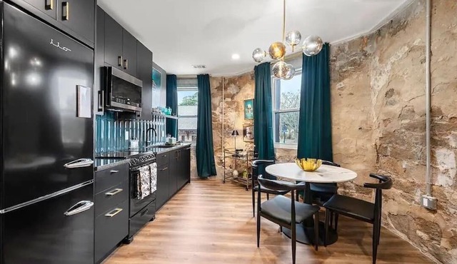 2 Downtown Boutique Suites; walk to Stone Mtn Park