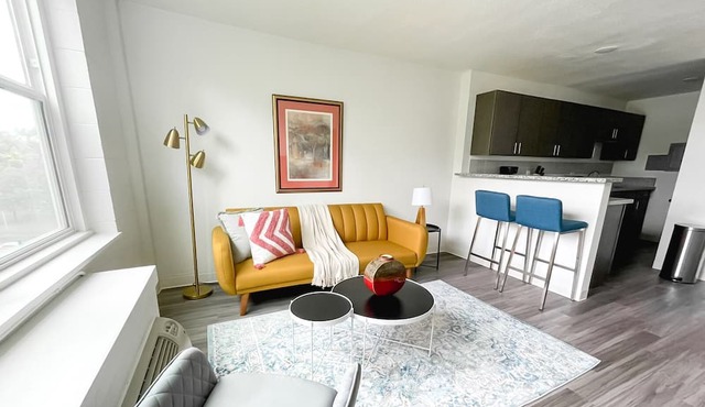 Sleepover: Vivid 1BD/1BA + Gym -Cincinnati