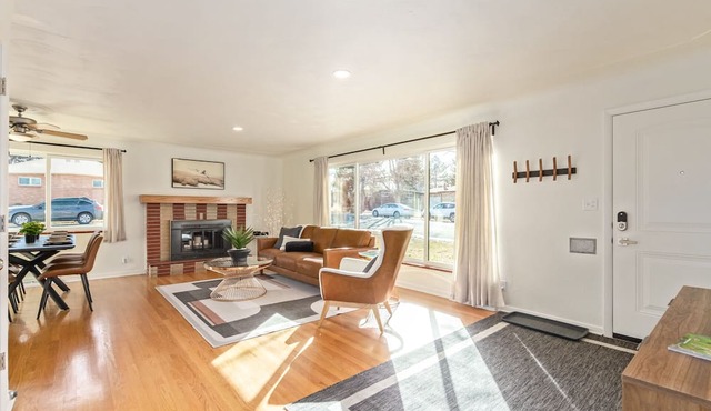 1958 Chic Mid-Mod -- 3BR 2BA Eco-Friendly w/2 Outdoor Spaces