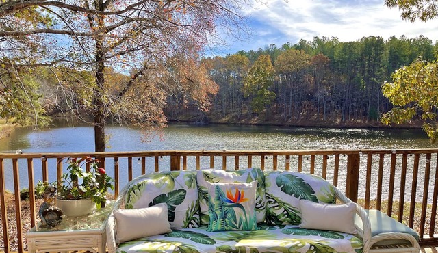 ⭐️LAKE VIEW RETREAT⭐️ Water Front Home at the Holliday Homestead