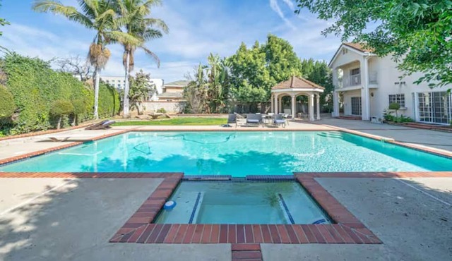 Pool/BBQ Grill/Hot Tub/Karaoke/Billards & Jacuzzi