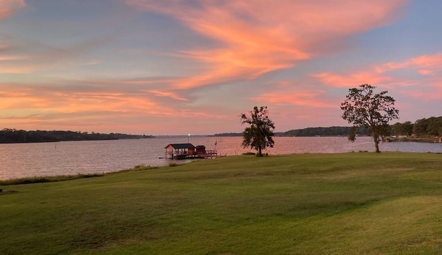 Bass and Crappie Haven. 2-bedroom house on famous Lake Fork.