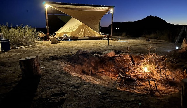 Stunning glamp tent with wifi, bathrooms, showers, 20 acres under cover!
