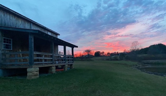 Cozy 2-bedroom cabin with WiFi, AC in welcoming Jamestown