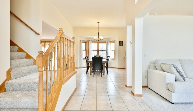 Spacious Private Retreat Near Minneapolis & River!